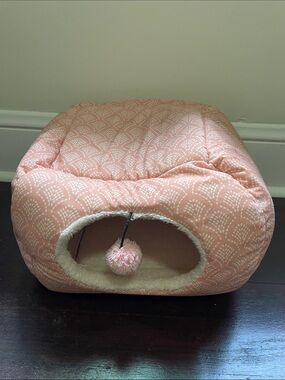 Baby Pink & White Printed Pet Bed, Perfect For Cats & Small Dogs